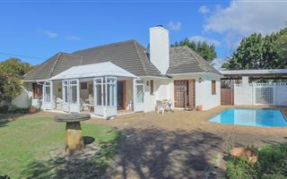 3 Bedroom House in Bergvliet