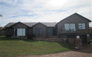 3 Bedroom House in Village On Sea