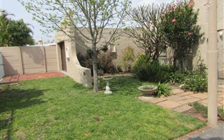 4 Bedroom House in Blomtuin