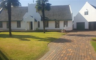 5 Bedroom House in Denneoord