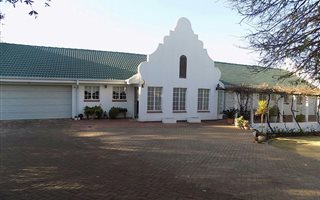 4 Bedroom House in Dan Pienaar