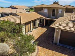 5 Bed House in Langebaan Country Estate