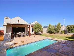 3 Bed House in Kelderhof Country Village