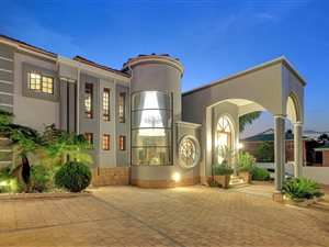 5 Bed House in Hurlingham Manor