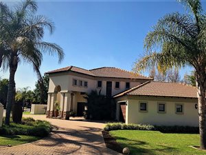 4 Bed House in Silver Lakes Golf Estate
