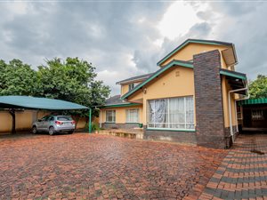 6 Bed House in Queenswood