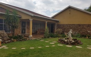 4 Bedroom House in Roosheuwel