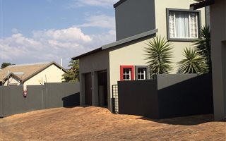 3 Bedroom Duplex in Willowbrook