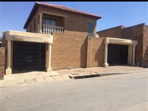 12 Bed House in Rabie Ridge