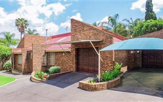 4 Bedroom House in Rooihuiskraal