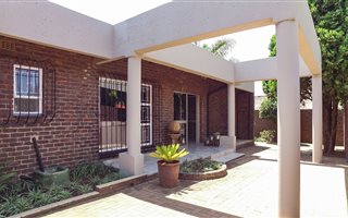 5 Bedroom House in Sunward Park