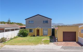 6 Bedroom House in Strandfontein