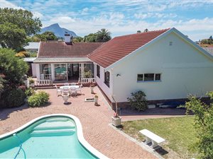 4 Bed House in Meadowridge