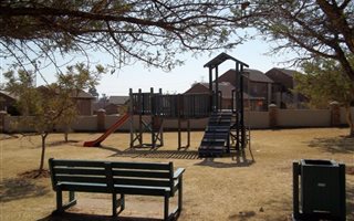 2 Bedroom Simplex in Mooikloof Ridge