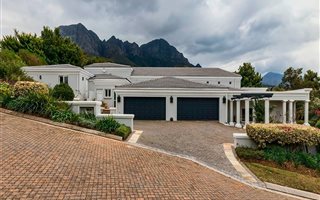 5 Bedroom House in Erinvale Estate