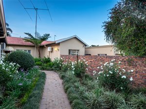 5 Bed House in Constantia Park