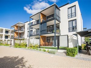 3 Bed Apartment in Paardevlei