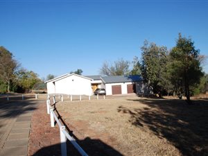 4 Bed House in Honingklip AH