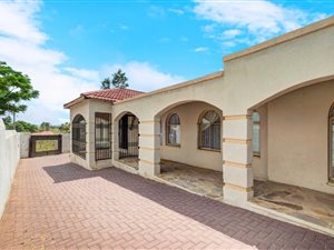4 Bed House in Zakariyya Park