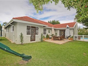 4 Bed House in Bergvliet