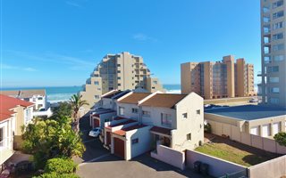 3 Bedroom Townhouse in Bloubergstrand