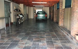3 Bedroom House in Surrey Estate