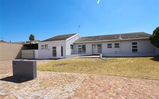 5 Bedroom House in Melkbosstrand