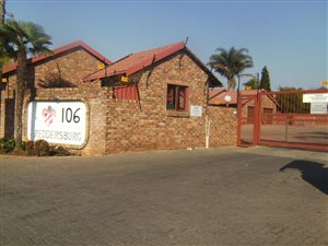 2 Bed Townhouse in Rooihuiskraal North