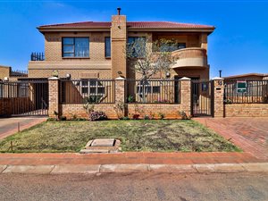 6 Bed House in Lenasia
