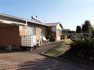 5 Bed House in Van Dyk Park