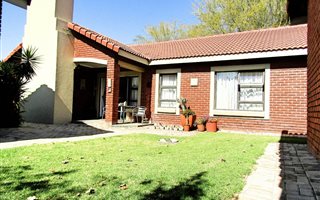 2 Bedroom Townhouse in Silver Lakes Golf Estate