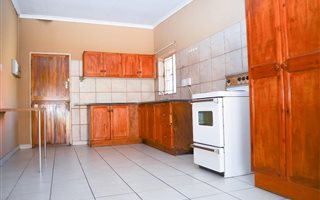 2 Bedroom Garden Cottage in Claremont
