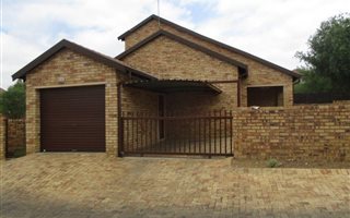 3 Bedroom Townhouse in Rooihuiskraal North