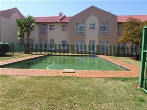 2 Bed Apartment in Die Hoewes