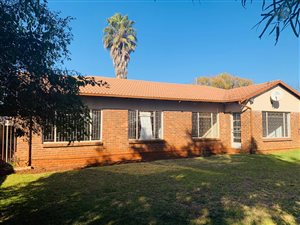 3 Bed House in Daggafontein
