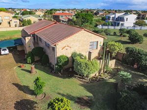 4 Bed House in Jeffreys Bay