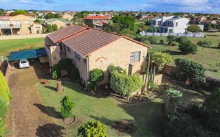 4 Bedroom House in Jeffreys Bay