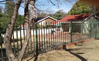 4 Bedroom House in Helderkruin