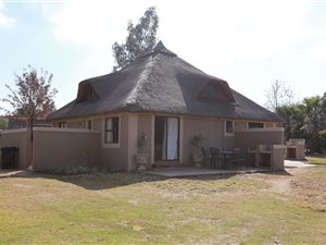 1 Bed Garden Cottage in Mnandi AH
