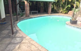 2 Bedroom Garden Cottage in Montrose