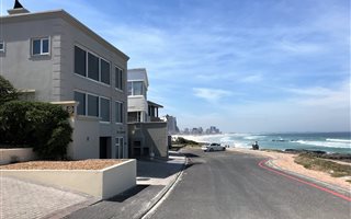 6 Bedroom House in Bloubergstrand