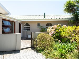5 Bed House in Loerie Park