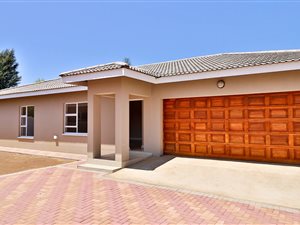 3 Bed Townhouse in Langenhoven Park