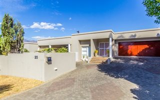 3 Bedroom House in Vrykyk