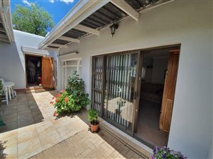 3 Bed House in Universitas