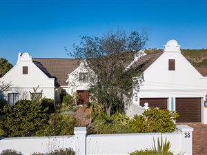 4 Bed House in Seaside Longships