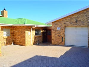 4 Bed Duet in Menkenkop