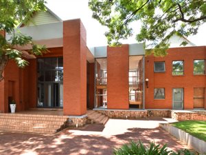 305 m² Office Space in Forest Town