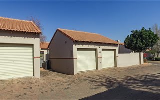 2 Bedroom Townhouse in Mooikloof Ridge