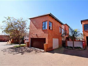 3 Bed Townhouse in Crescent Wood Country Estate